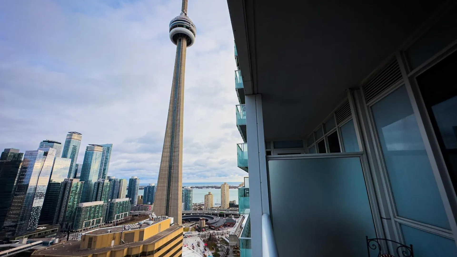 Comfort Front Suites Cn Tower View & Free Parking Toronto Apartment